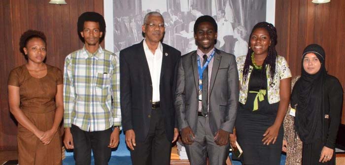 President David Granger flanked by, from left, Ms. Tricia Williams, Secretary of the UGSS, Incoming President, Mr. Ron Glasgow, Outgoing President, Mr. Joshua Griffith, Outgoing Vice President, Ms. Xiomara Griffith and Ms. Roxanne Gomes from the Tain, Berbice campus. 