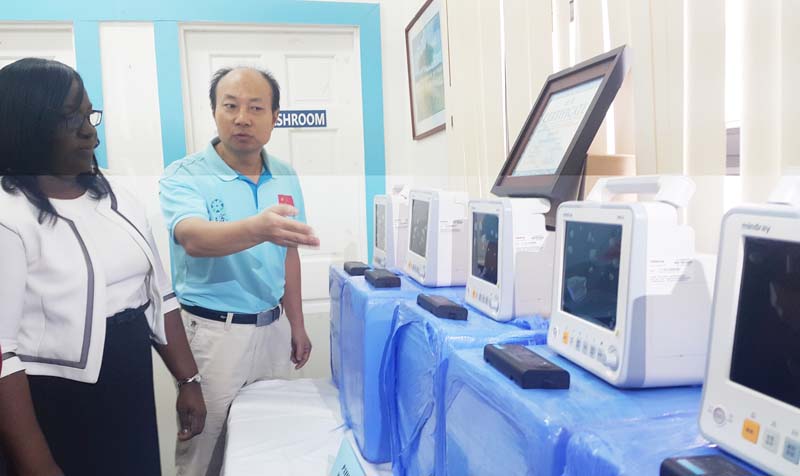 Dr. Wang Yongxiang showing Minster Cummings the monitors.