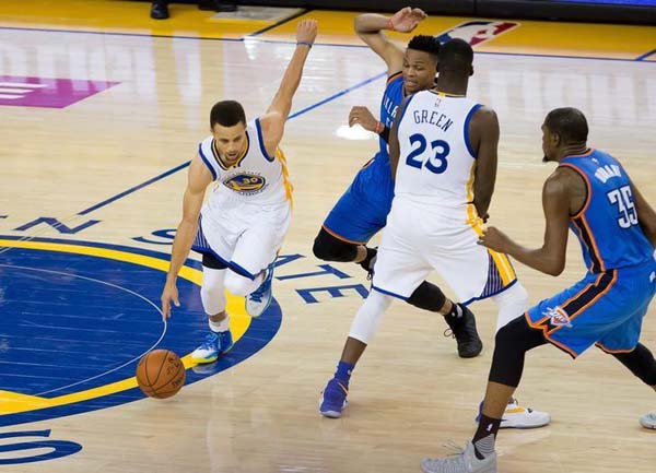 Golden State Warriors guard Stephen Curry (30) controls the ball against Oklahoma City Thunder guard Russell Westbrook (0) held by a screen by Warriors forward Draymond Green (23).  (Kelley L Cox-USA TODAY Sports)