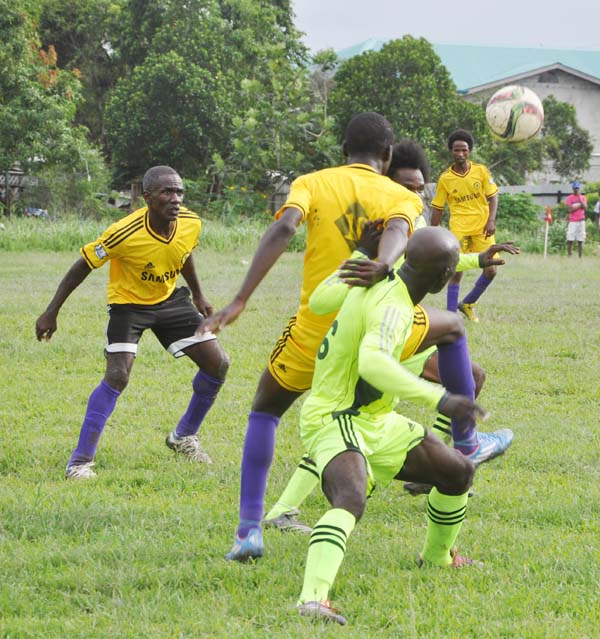 Herstelling Raiders forward Kevin Rose (#6) battles for possession with the Diamond players on Sunday at the Grove Playfield.