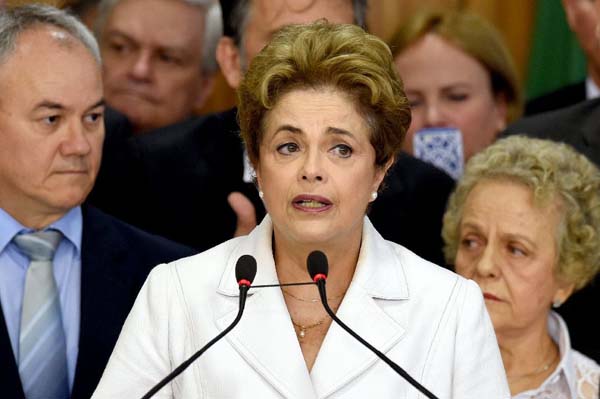 Suspended President Dilma Rousseff urged Brazilians to “mobilize” against a “coup”, at the Planalto Palace in Brasilia yesterday. (AFP Photo/Evaristo Sa)