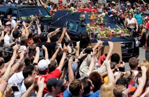 A hearse carrying the body of the late Muhammad Ali enters Cave Hill Cemetery in Louisville. (REUTERS/John Sommers II)
