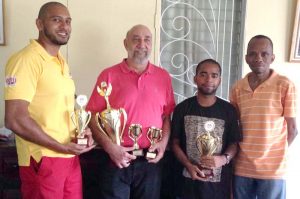 James Krakowsky (2nd L) stands tall among his rivals while the other top players show off their prize. (From left) Moen Gafoor, Kevin Williams and representative of the sponsors, Ewart Adams.