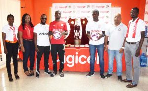 Head of Customer Care Sherwin Osborne (right), Tournament Co-ordinator Lavern Fraser (left), Sponsorship & Events Manager Luanna Abrams (2nd left) pose with teams reps and captains at yesterday’s briefing.