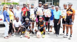 Members of the Rodrigues family, organisers and cyclists following the presentation of prizes and hampers.   