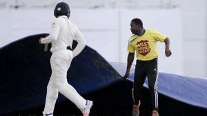 The ground staff brings the covers on as rain interrupts play, West Indies v India, 4th Test, Port of Spain, 1st day, August 18, 2016 © Associated Press