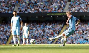 Manchester City’s Kevin De Bruyne scores their first goal from a free kick. (Action Images via Reuters / Carl RecineLivepic)