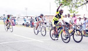 Alanzo Greaves (right) wins the 3rd stage by the slimmest of margins from Hamza Eastman in a tantalizing finish. (Franklin Wilson photo)   