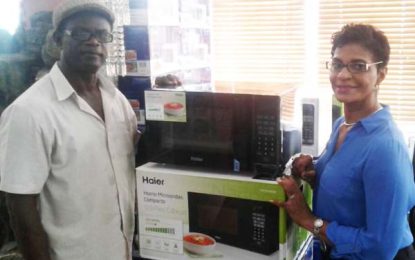 Fon Roje hands over Microwave as gate prize for Boyce/Jefford Relay Festival