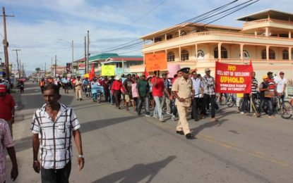 Residents shut down Skeldon over planned privatization of sugar estate