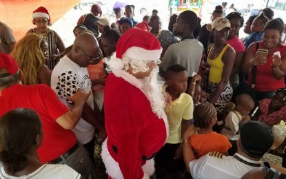 Linden Mayor joins Private Sector to spread Christmas Cheer