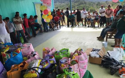 Minister Garrido Lowe presents Christmas hampers to Paramakatoi Sun-dried tomato farmers