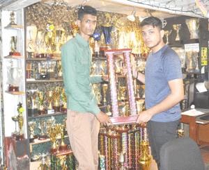https://www.kaieteurnewsonline.com/images/2018/01/Eshwar-Bharrat-right-presents-the-first-place-to-Ricardo-Devers-at-the-Trophy-Stall-in-Bourda-Market-NET.gif