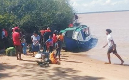 30 barely escape drowning after overloaded boat hits object