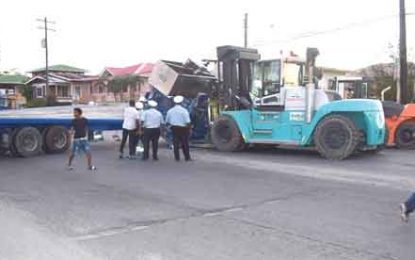 Chaos on E.B.D…Oil rig equipment tumbles from trailer – blocks public road, halts traffic for over two hours