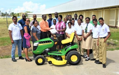 North R/veldt Multilateral gets Lawn Tractor from Old Students’ Association