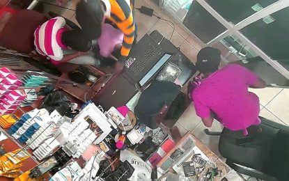 Cellphone store looted by gunmen