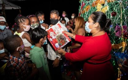First Lady spreads Christmas cheer at Parika tree lighting