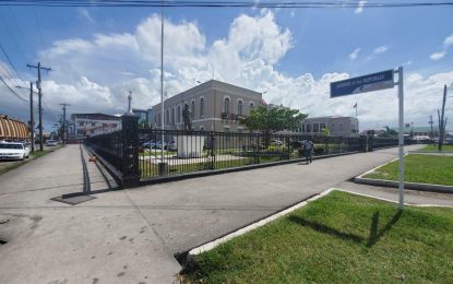 Lone contractor bids $39M to repair fence, metal rails at Parliament building