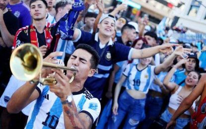 Argentina abandon Buenos Aires bus parade amid jubilant scenes