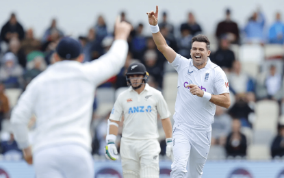 Root shines before New Zealand collapse in second test