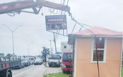 Vendors occupying illegal structures along Providence Access Road removed